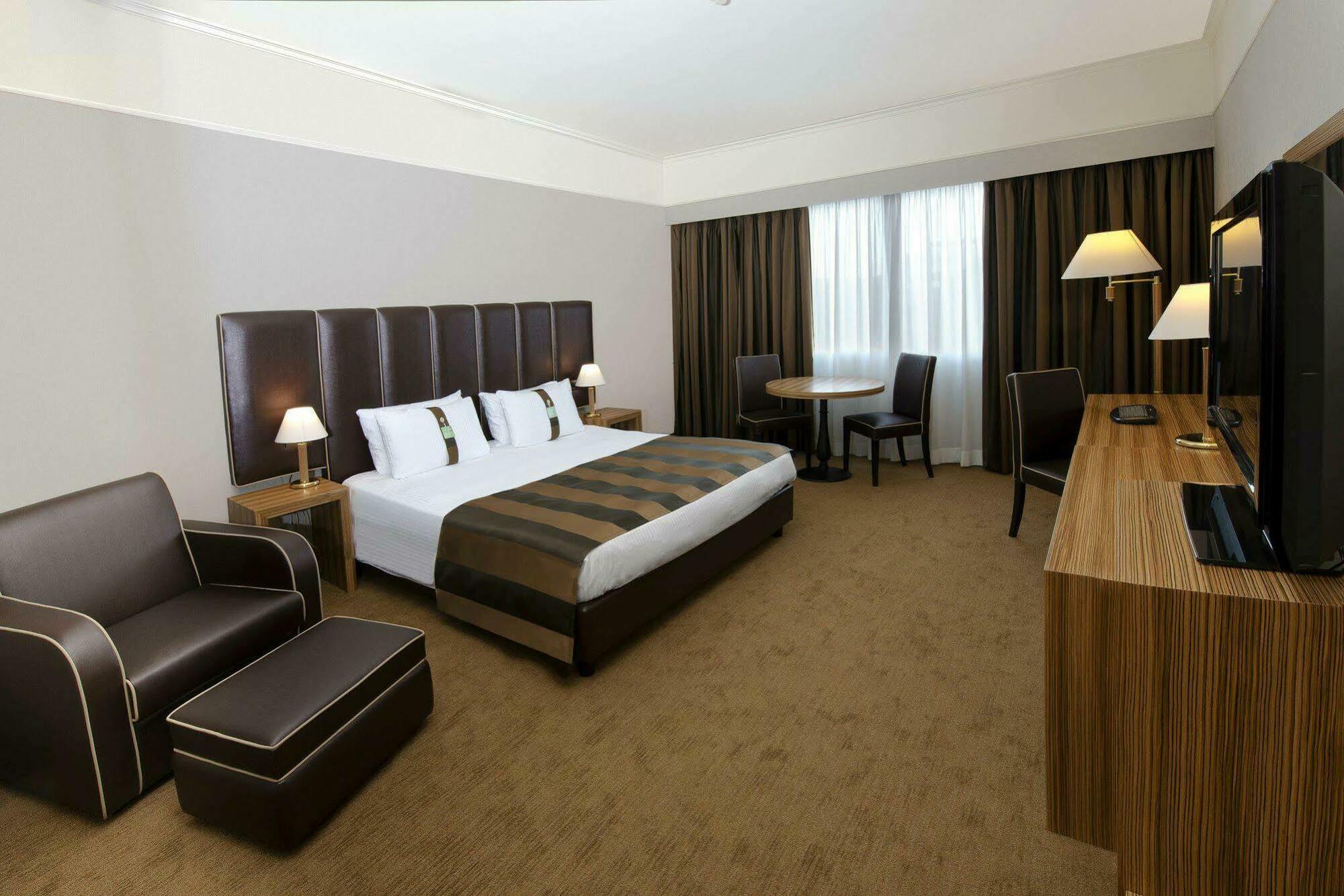 - Eur Parco Dei Medici, An Ihg 4*