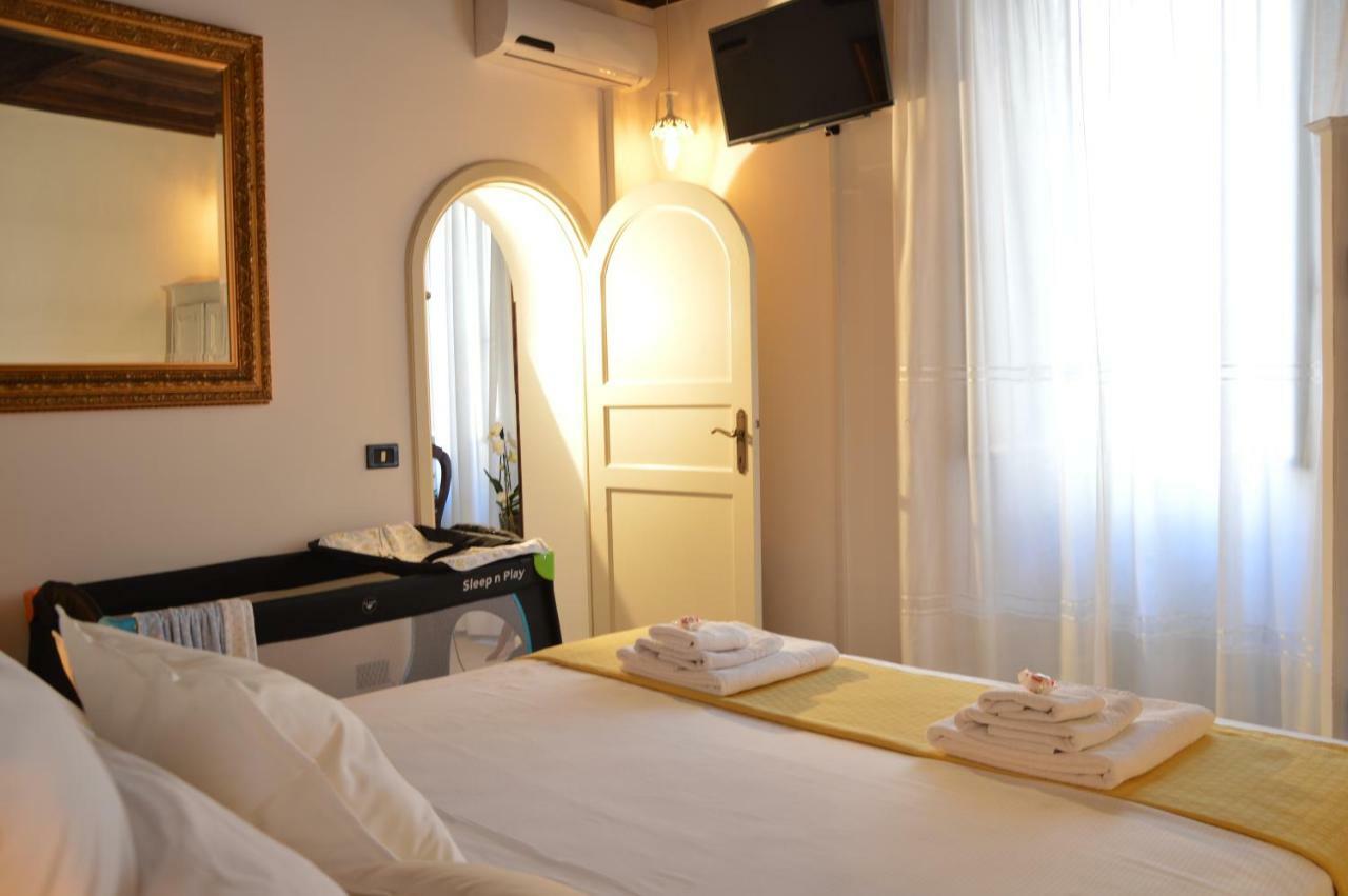 Historic Center - Elegant With Charming Antiques - Raffaello Apartment Rome