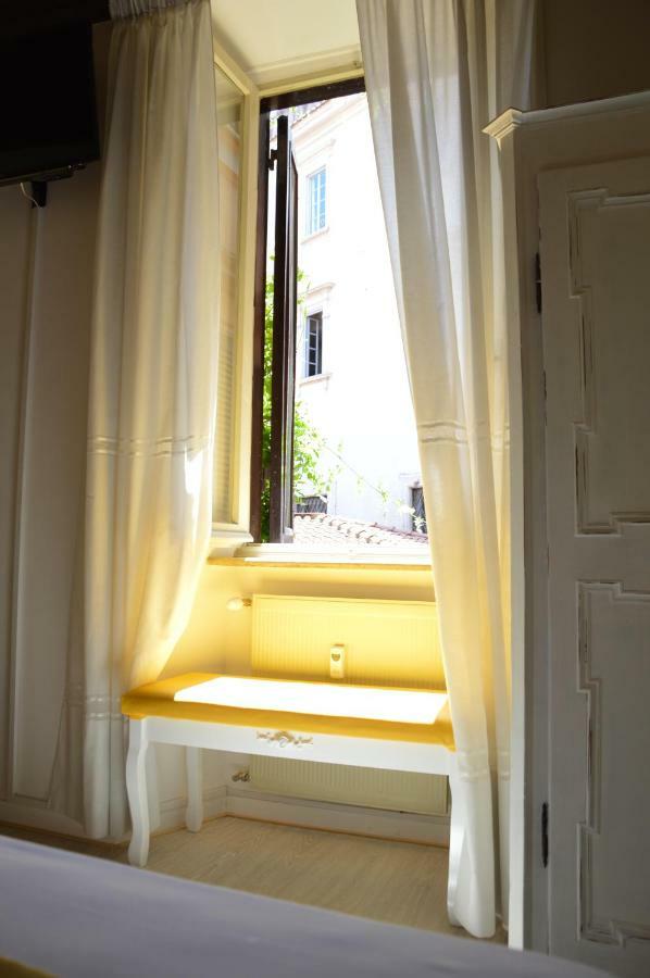 Historic Center - Elegant With Charming Antiques - Raffaello Apartment Rome