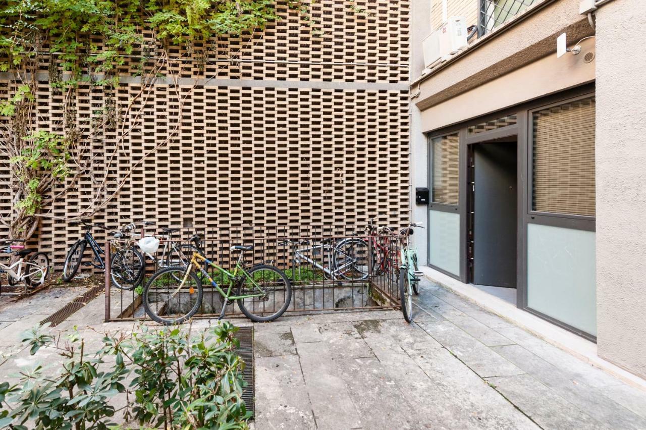 Pyramid House * Rome