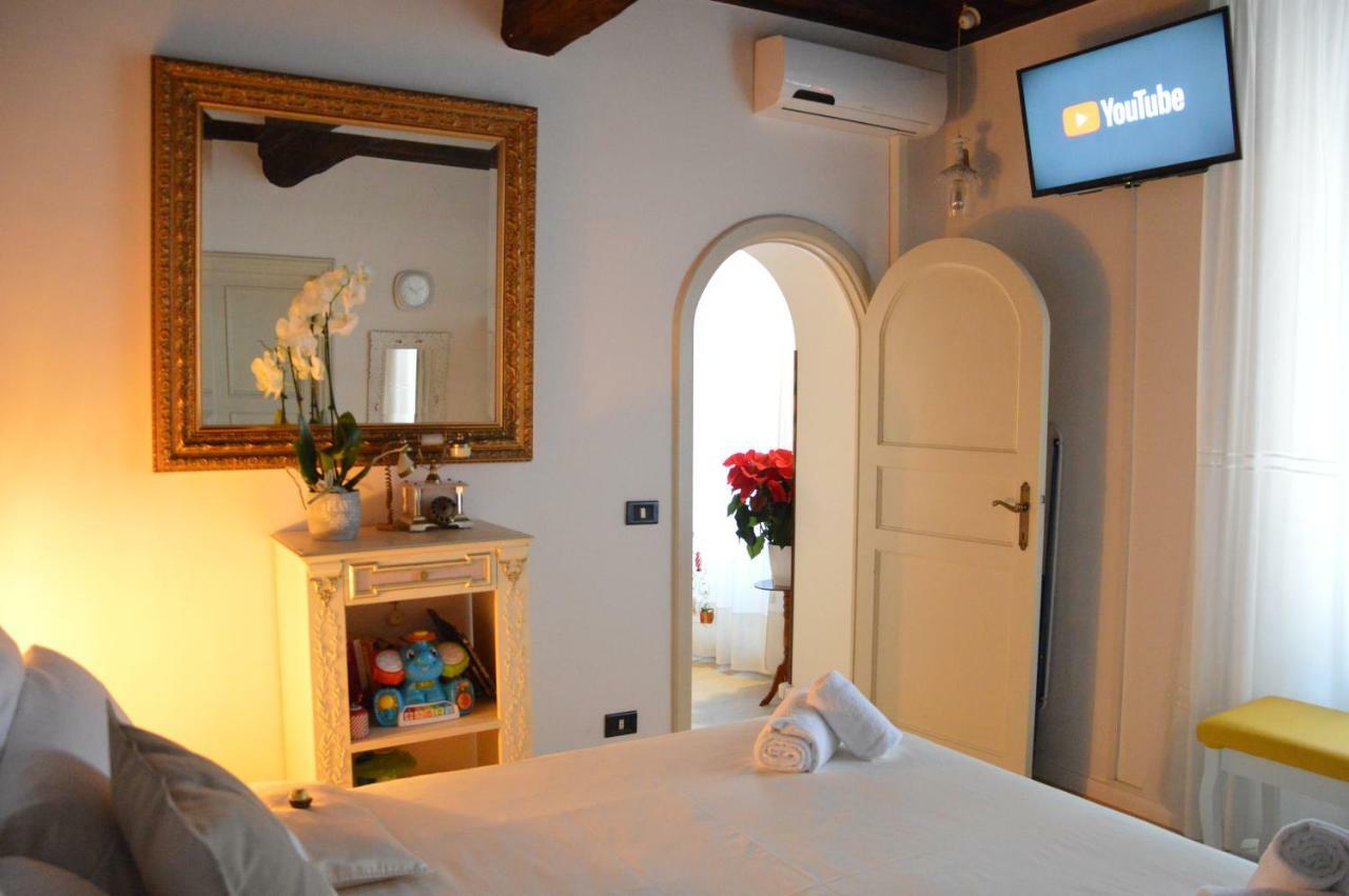 Apartment Historic Center - Elegant With Charming Antiques - Raffaello Rome