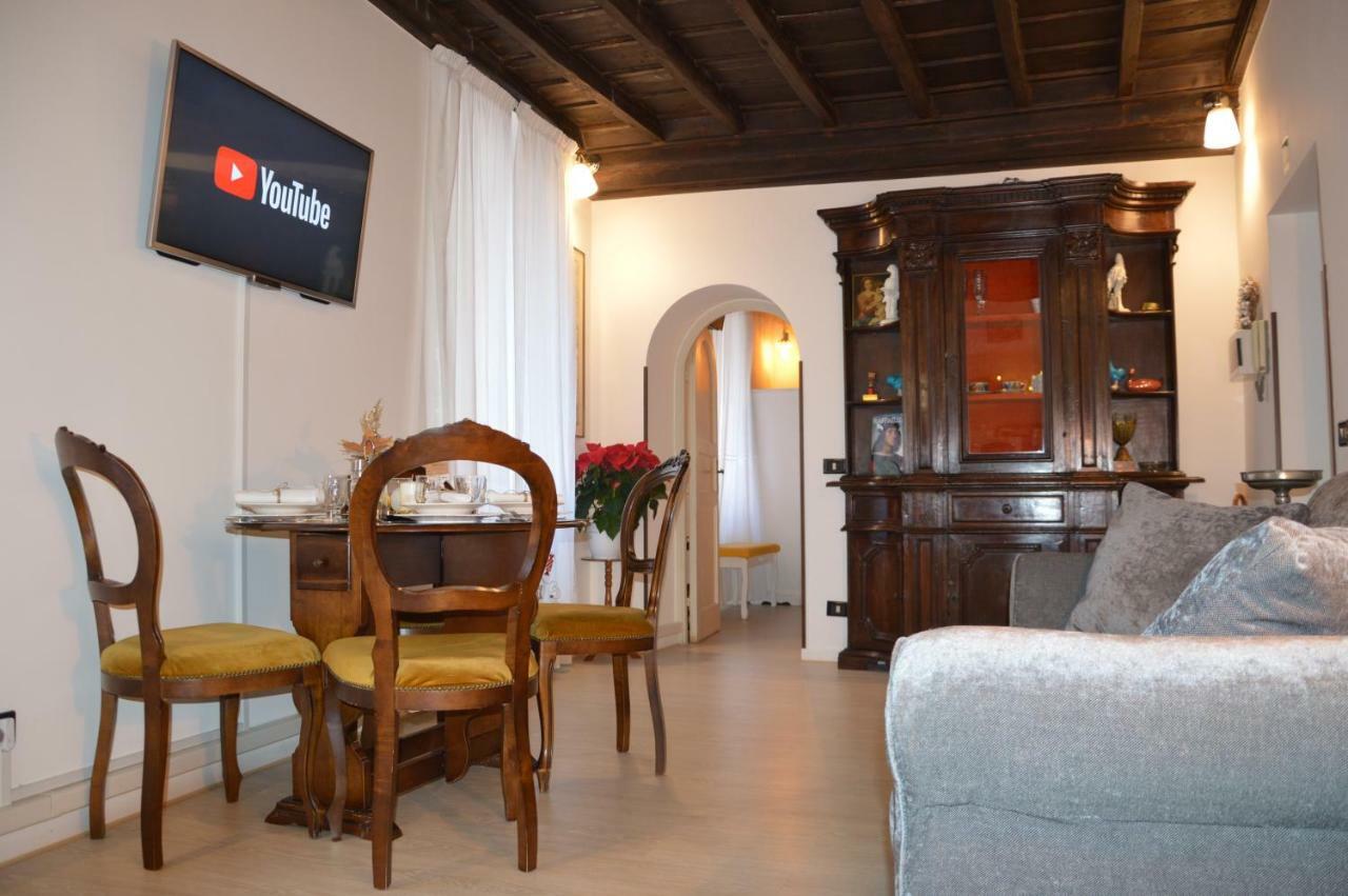 Historic Center - Elegant With Charming Antiques - Raffaello Apartment Rome