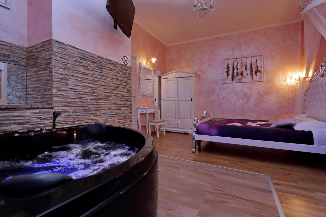 Deluxe And Chilling Jacuzzi Guest house