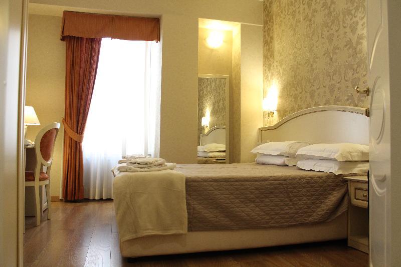 Domus Bocca Di Leone 3* Rome