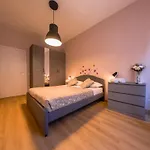 Chic Modern 2-Bedroom Near Metro