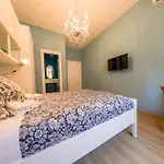 Chic Modern 2-Bedroom Near Metro