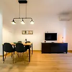 Chic Modern 2-Bedroom Near Metro