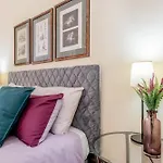Vatican House Entire Apartment With 2 Bedrooms & Wi-Fi, Just Steps From The Vatican!