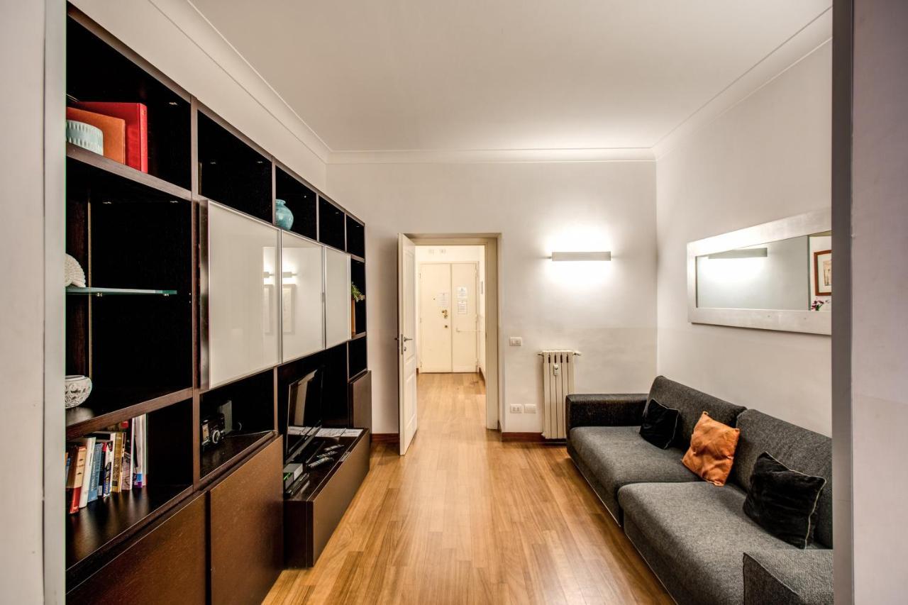 Apartment Bernini Near The Trevi Fountain - 4 Bedroom Rome