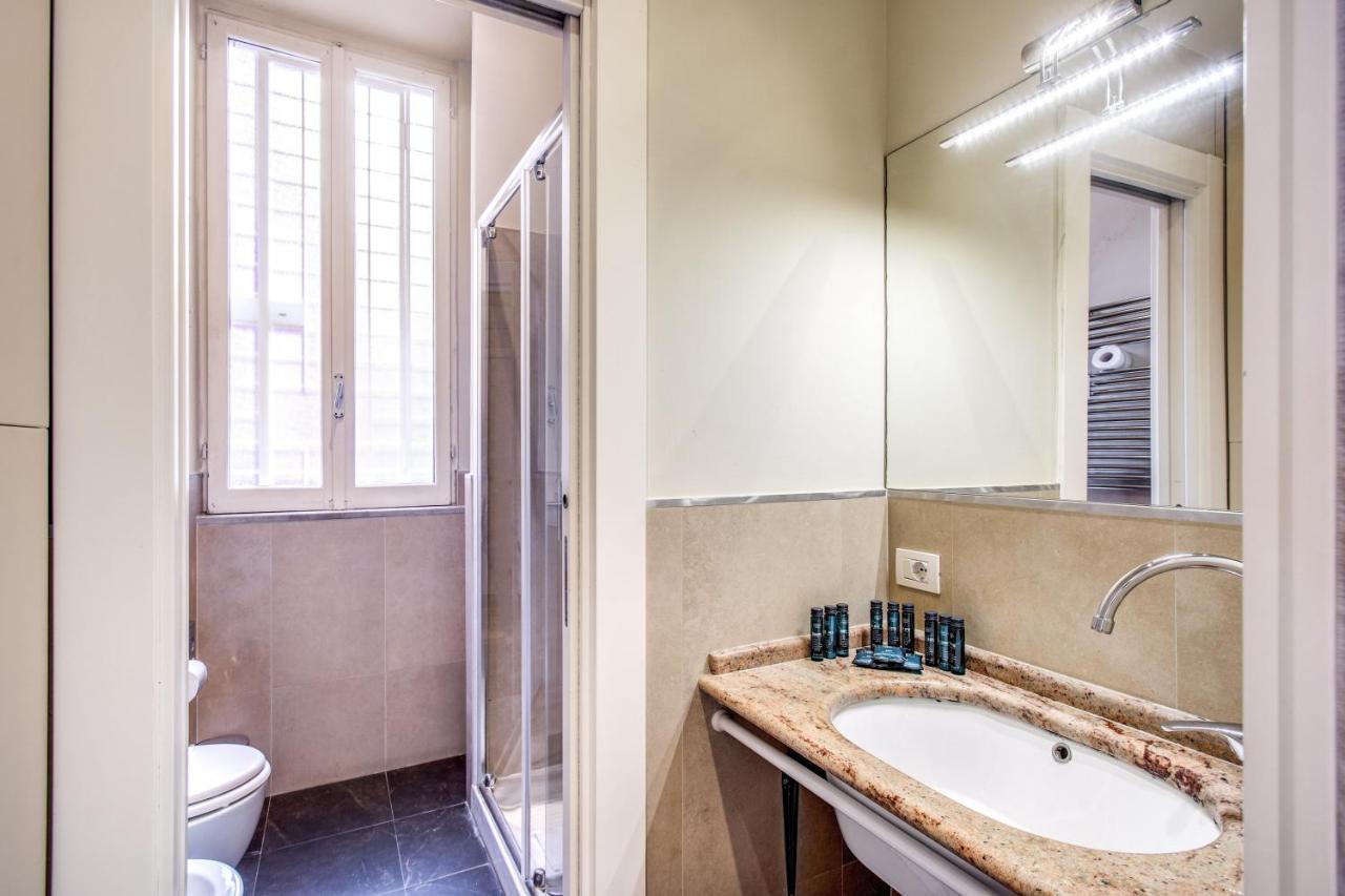 Apartment Bernini Near The Trevi Fountain - 4 Bedroom Rome