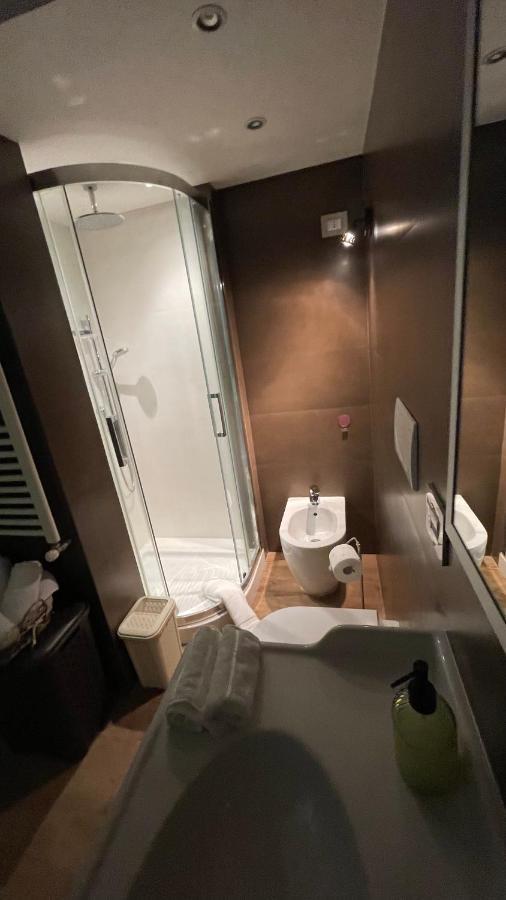 Frank Host Lux , Metro A A 50 M, Simple Check-in Con Codice A Qualsiasi Orario Rome