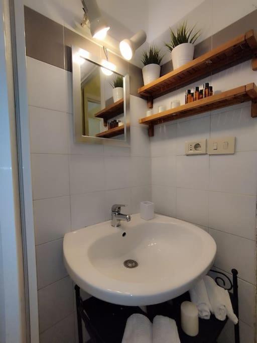 Apartment Vatican House Entire With 2 Bedrooms & Wi-fi, Just Steps From The Vatican! Rome