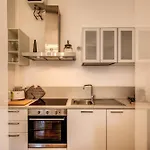 Elegant Apartment Behind The Colosseum