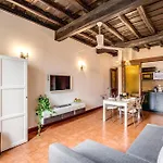Elegant Apartment Behind The Colosseum