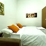 4 Bed Rooms Luxury Apartment Near Colosseum