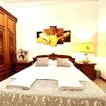 4 Bed Rooms Luxury Apartment Near Colosseum