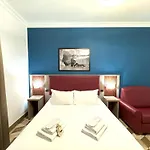 The Five Oscars Inn