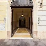 Lhr Coliseum B&B
