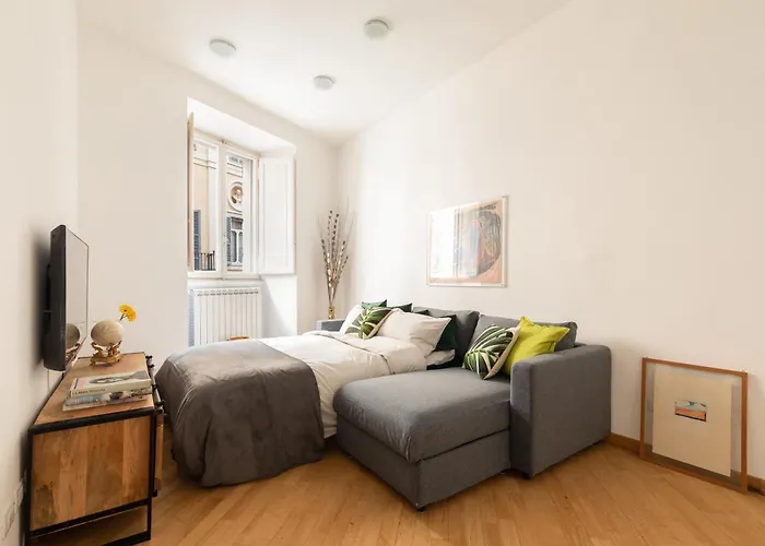 Spanish Steps Stylish Apartment