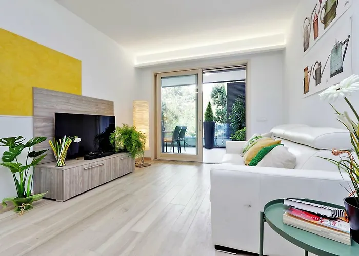 Green Terraced Apartment. 3 Stops From Colosseum