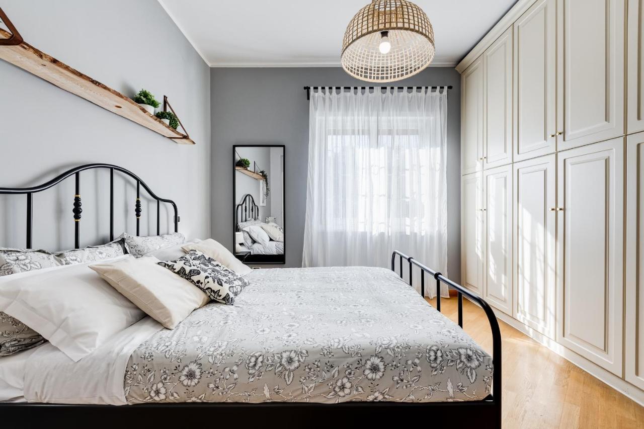 Bmga L Incredible 3bdr With Balcony In Center *