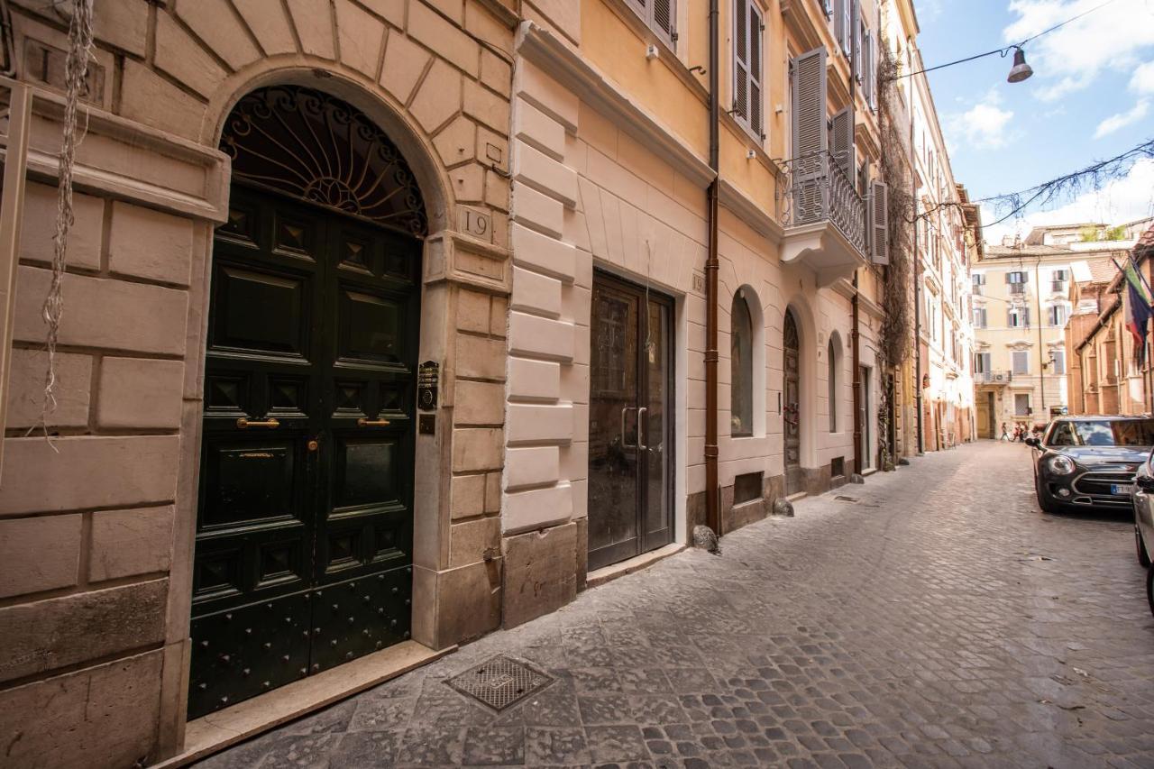 Family In Via Del Corso Central Roma