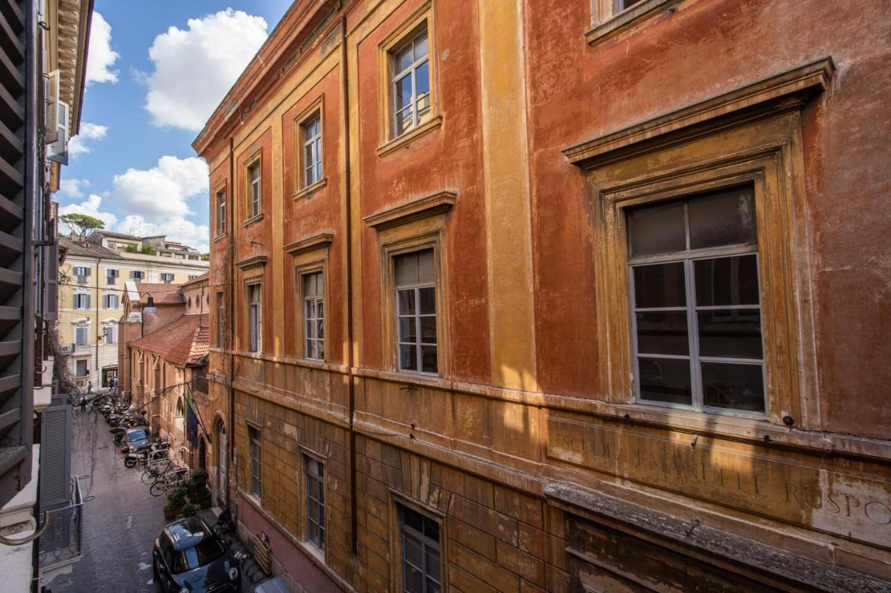 Family In Via Del Corso Central Roma