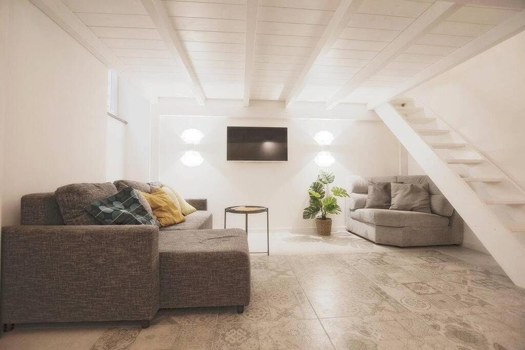 Beautifully Renovated Loft In Trastevere Apartment *