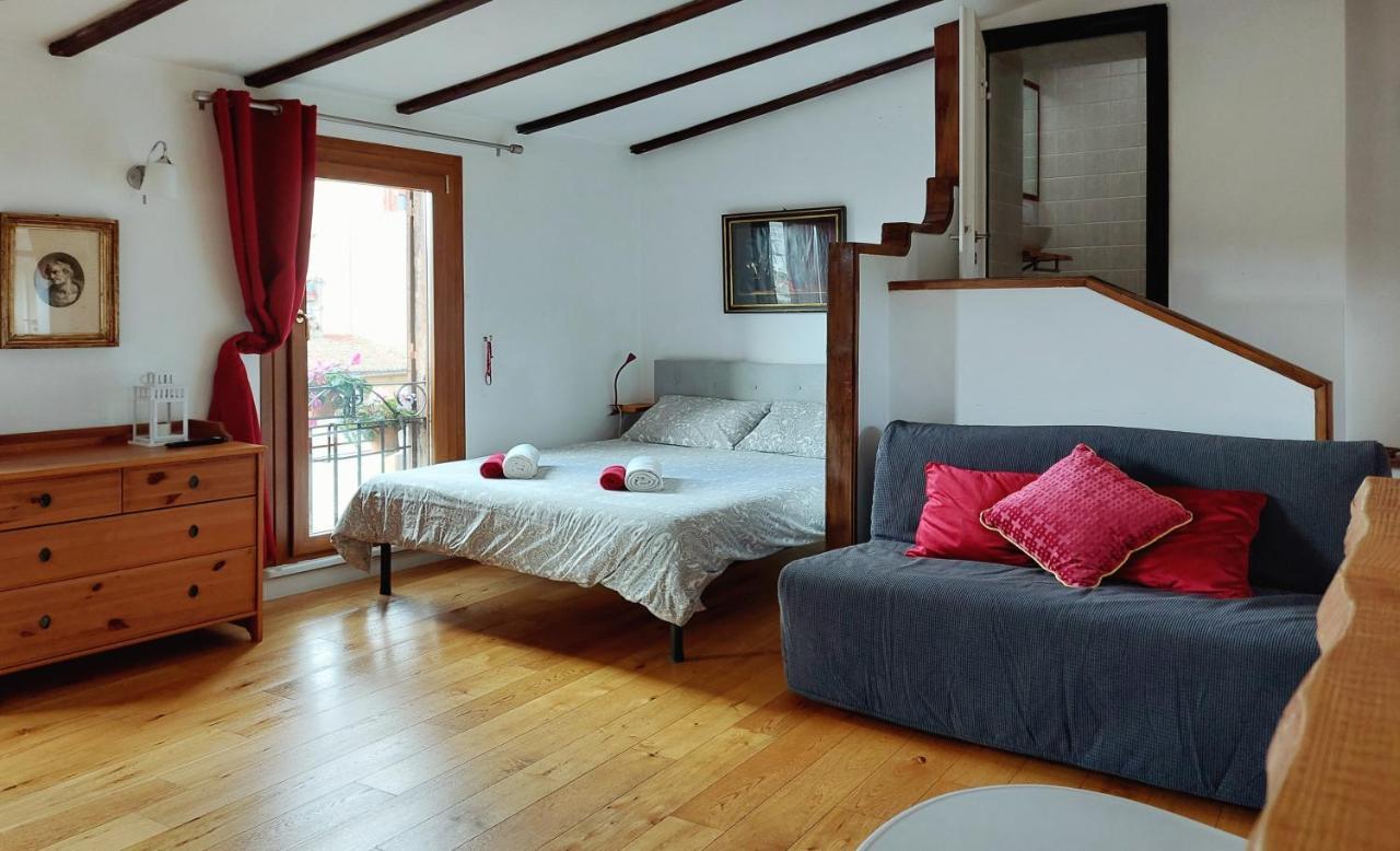 Apartment Mattia's Penthouse - View Over Trastevere Roofs *