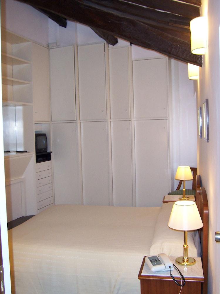 Teatro Di Pompeo 3* Rome