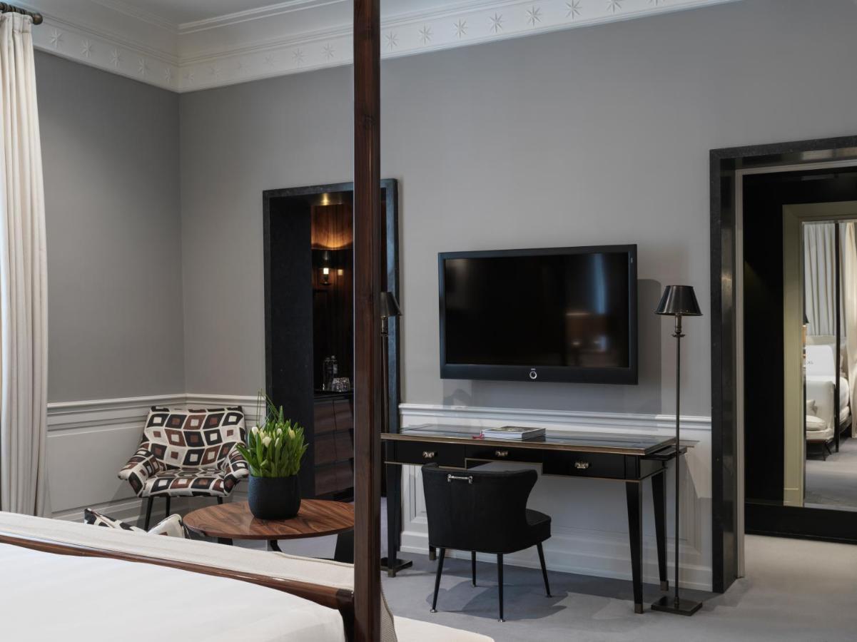 J.k. Place - The Leading Of The World Hotel