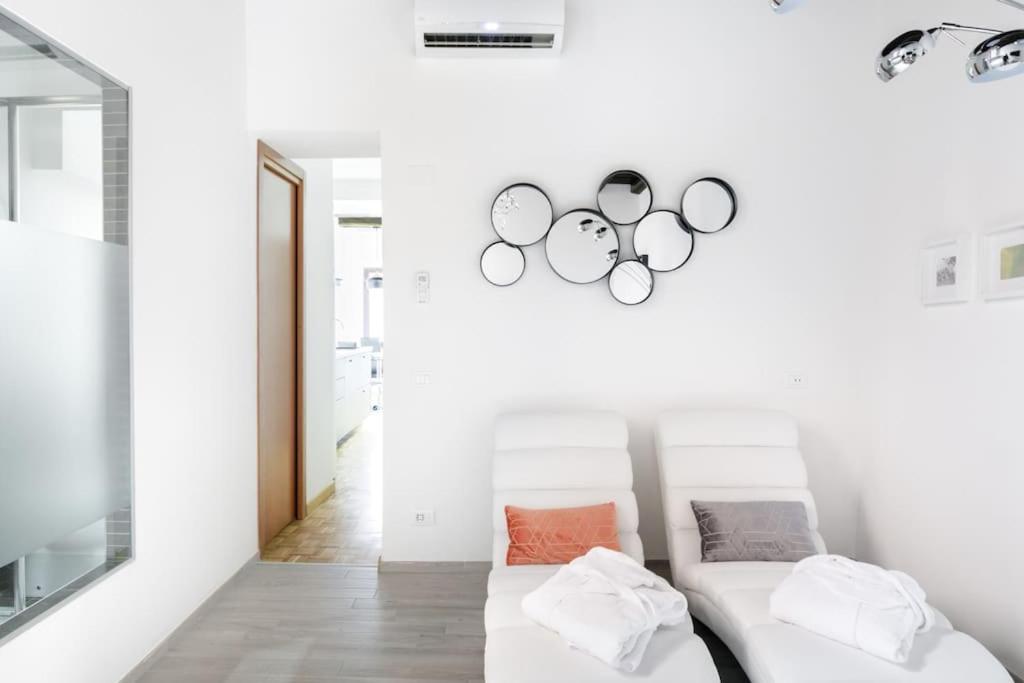 Girolamo's Jacuzzi Place Apartment *