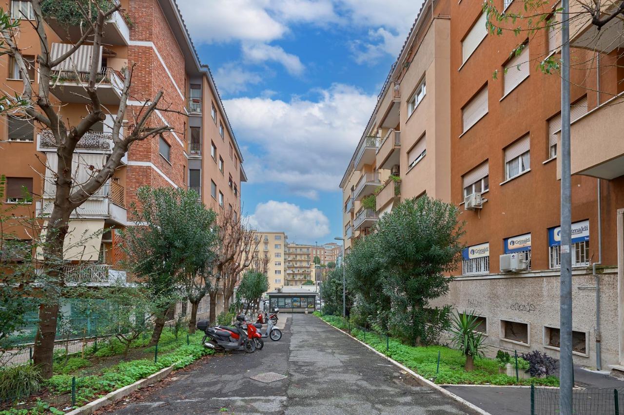 Interno 9 A San Pietro * Rome
