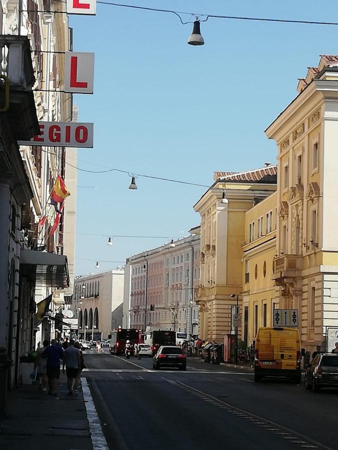 Signorina In Hostel Rome
