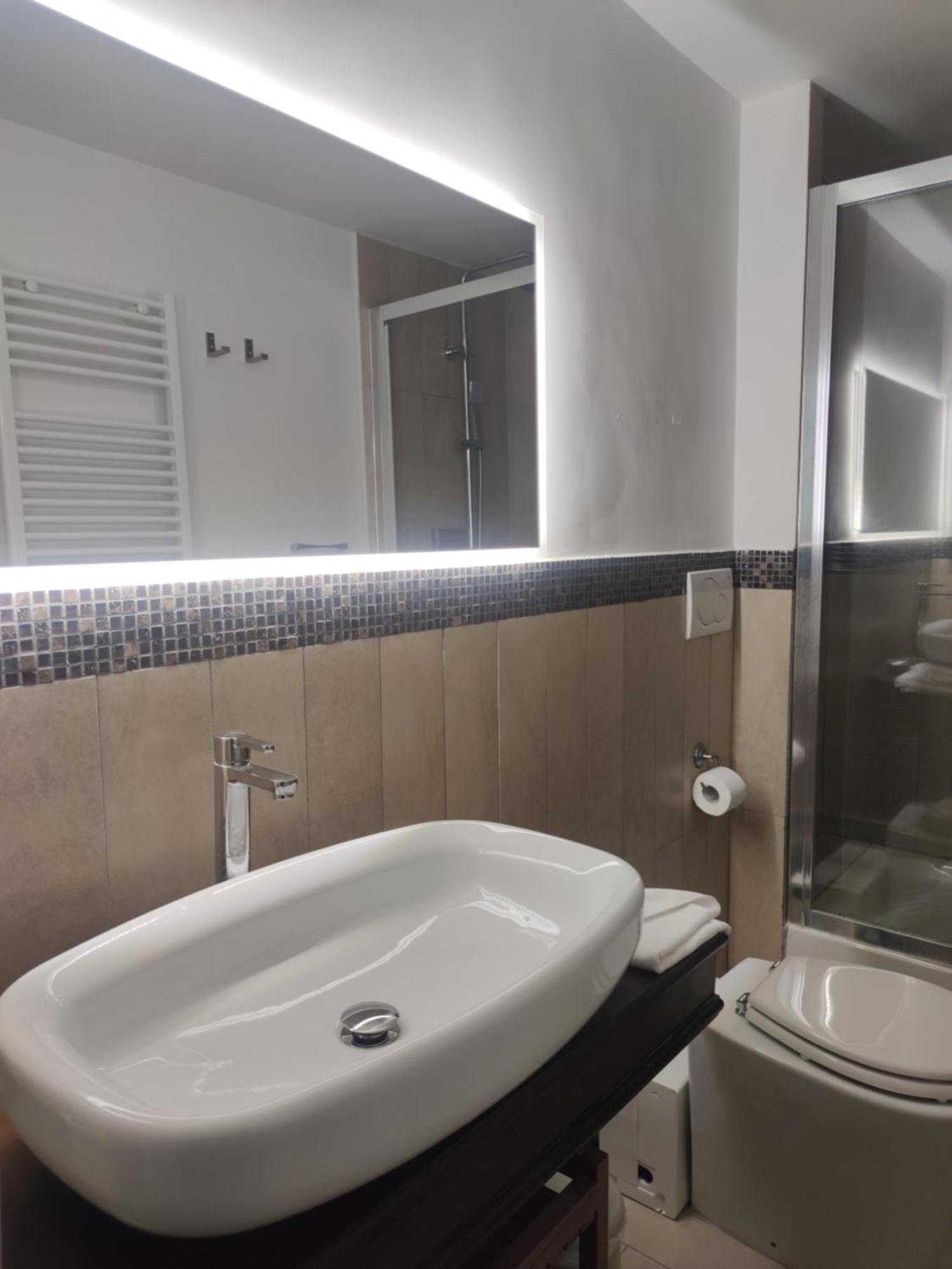 Rhome Hosting Guest house *