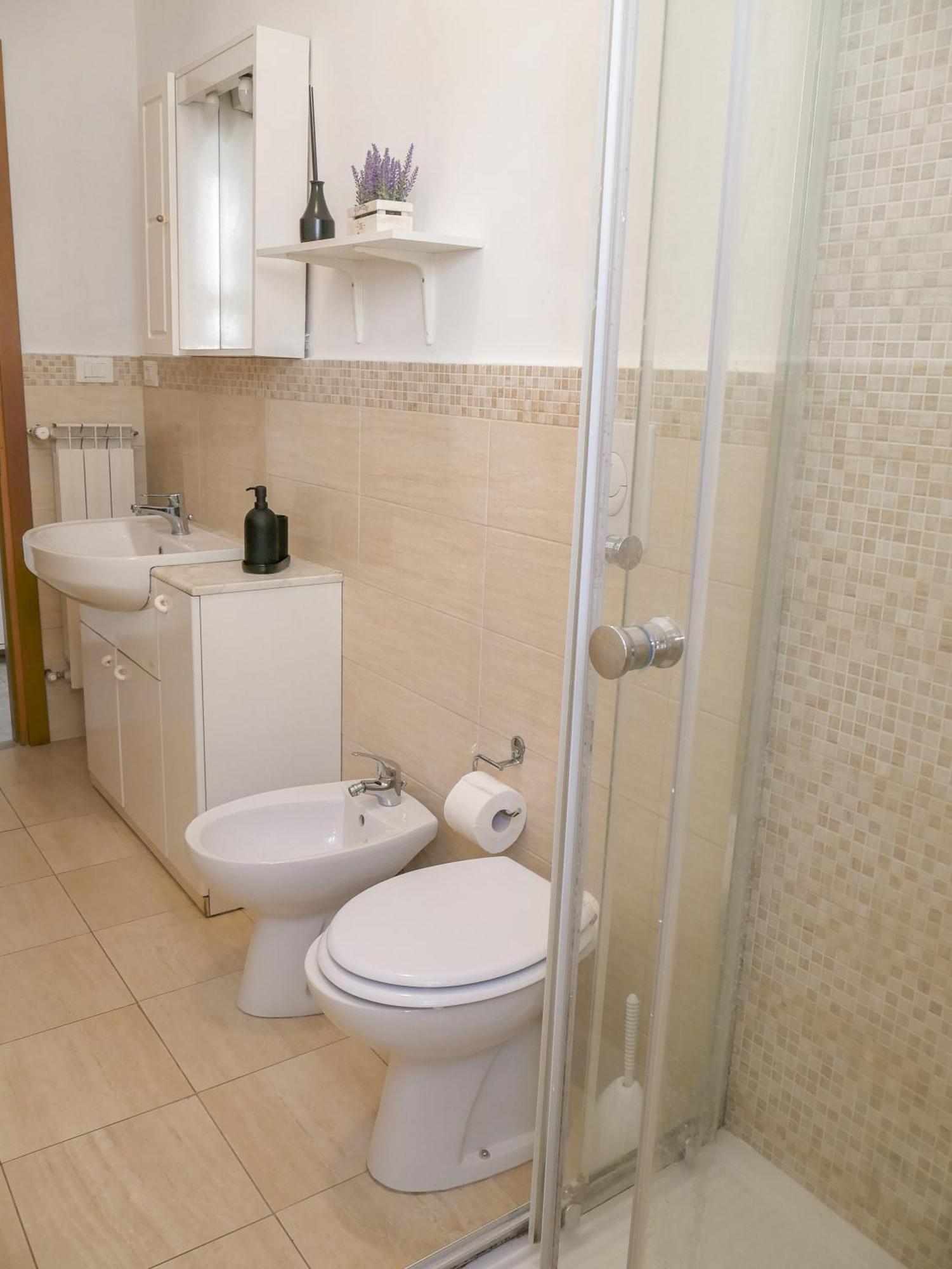 Modern 1 Bedroom Near Metro Apartment *