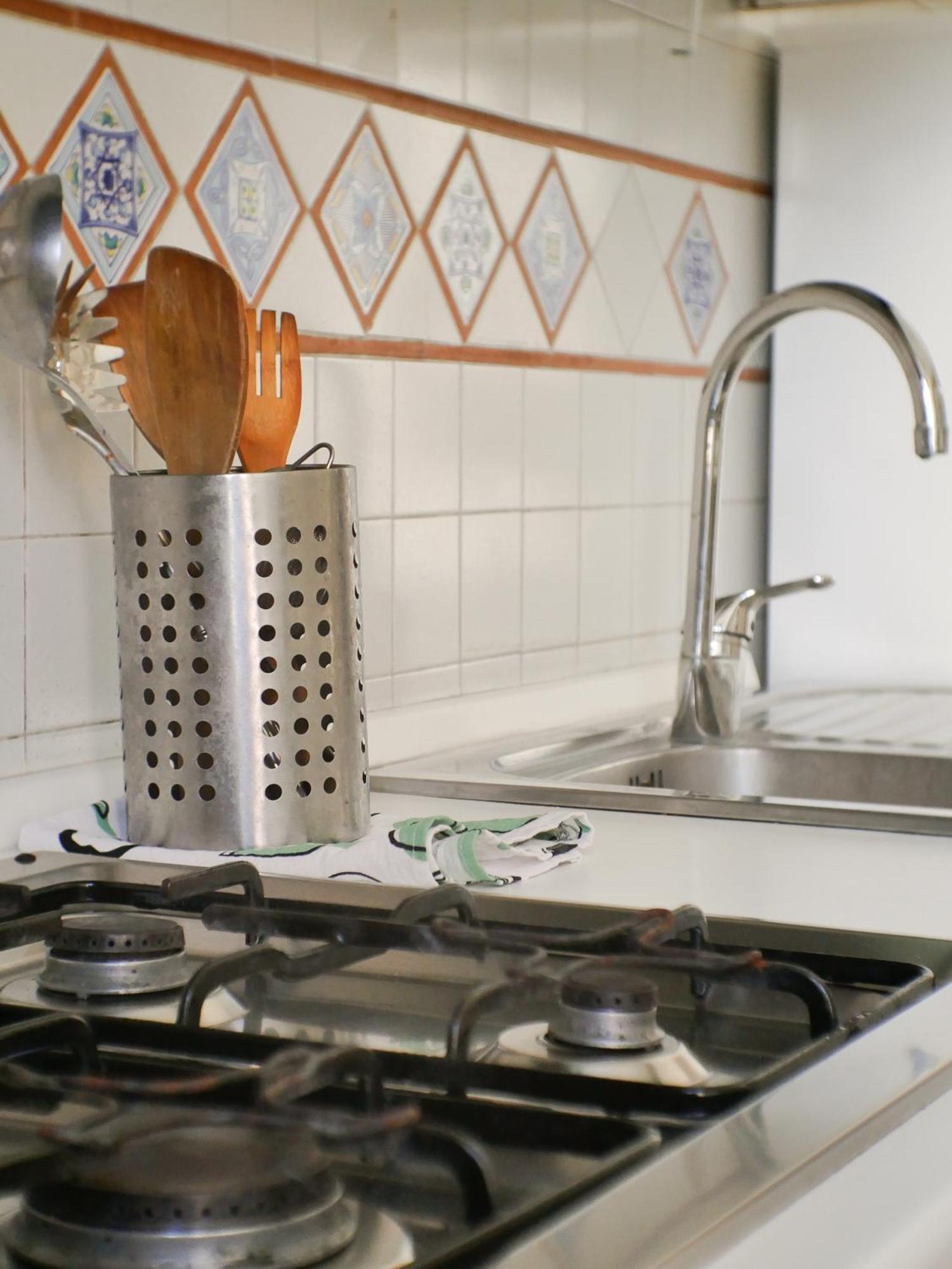Modern 1 Bedroom Near Metro Apartment *