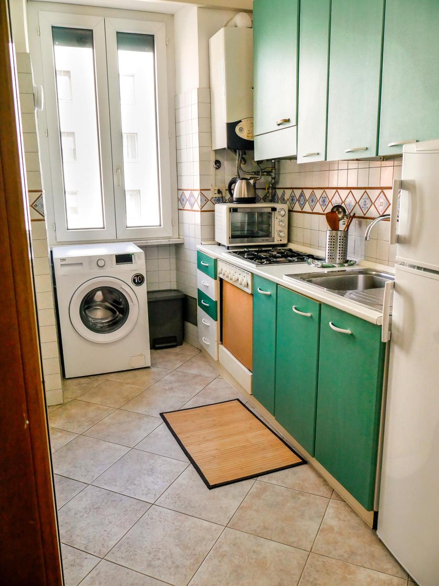 Modern 1 Bedroom Near Metro Apartment *