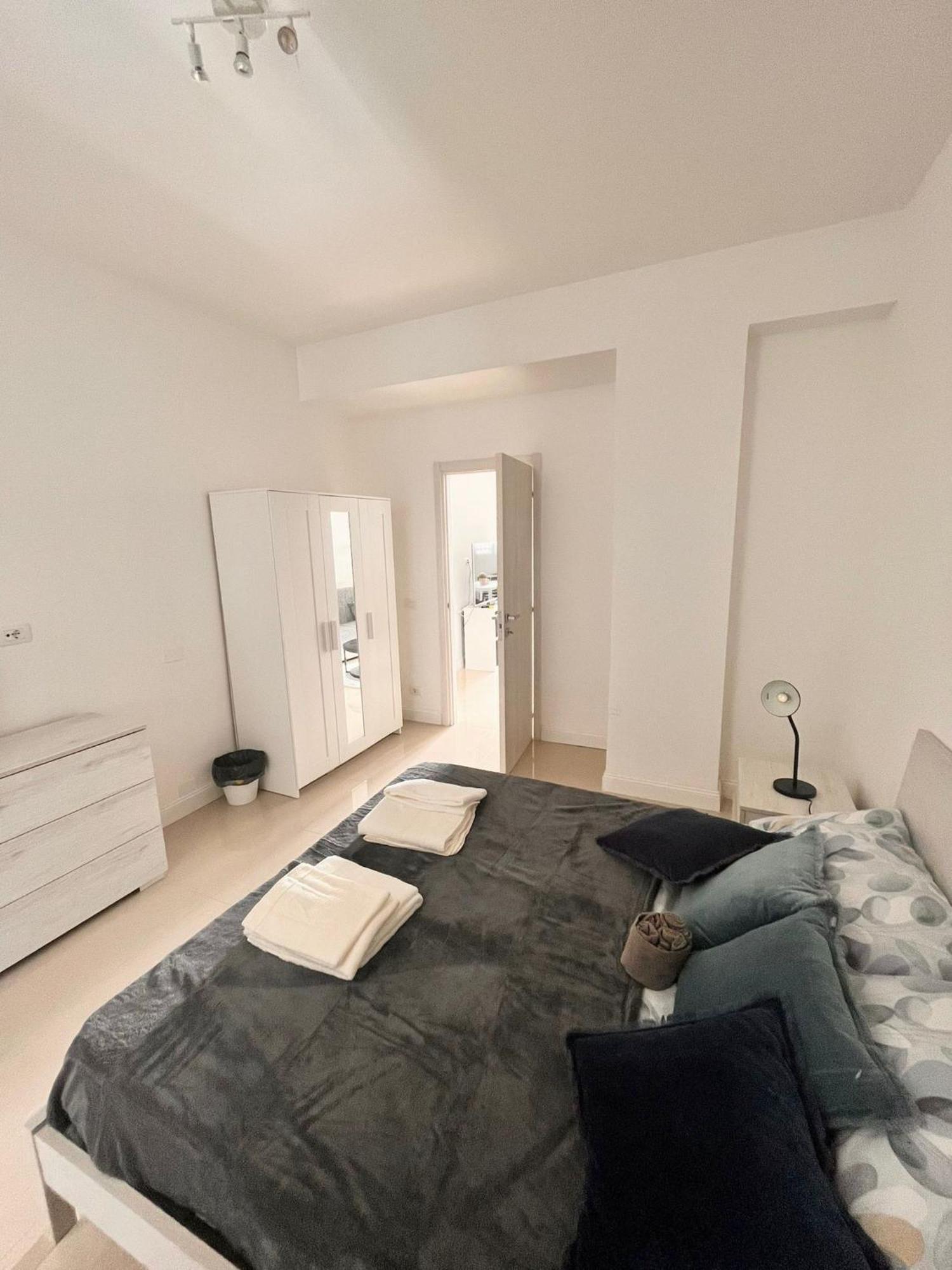 Homestay Double With Private Bathroom In Shared Rome