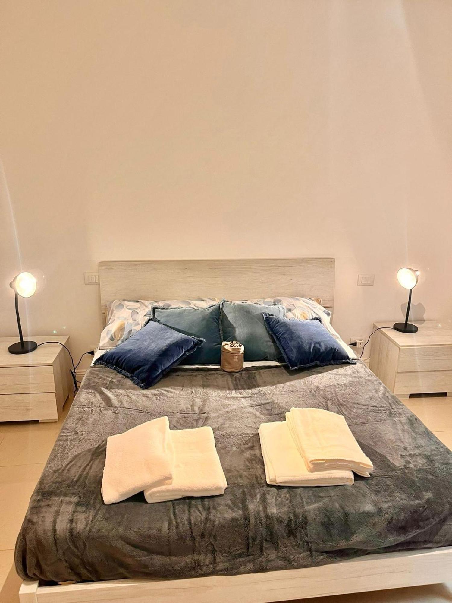 Homestay Double With Private Bathroom In Shared Rome