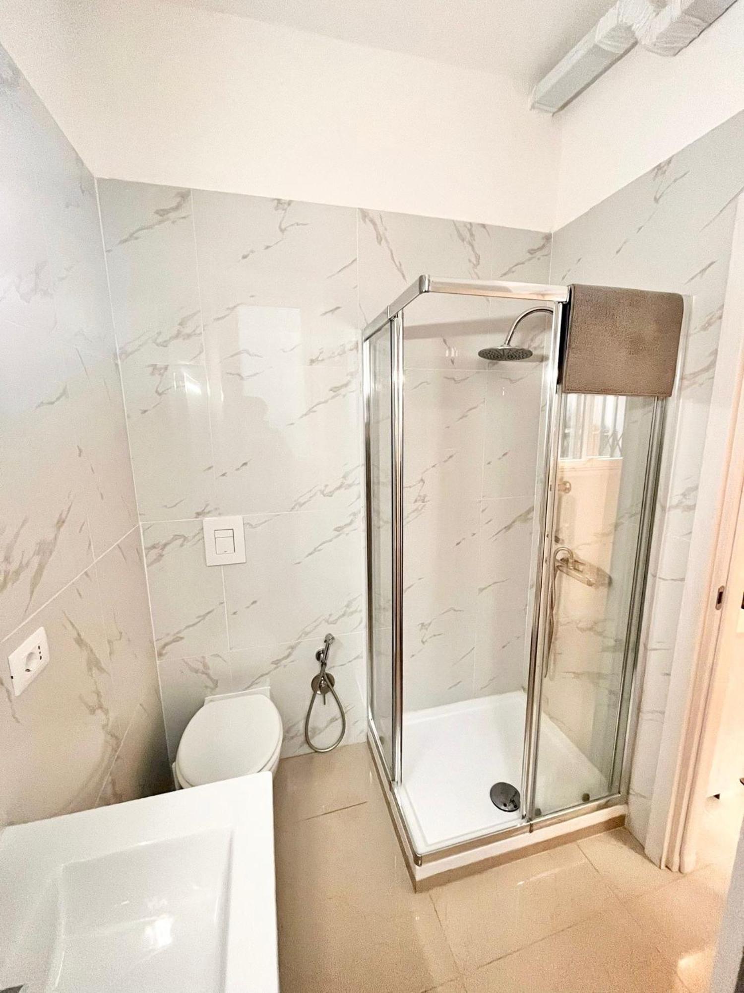 Homestay Double With Private Bathroom In Shared Rome