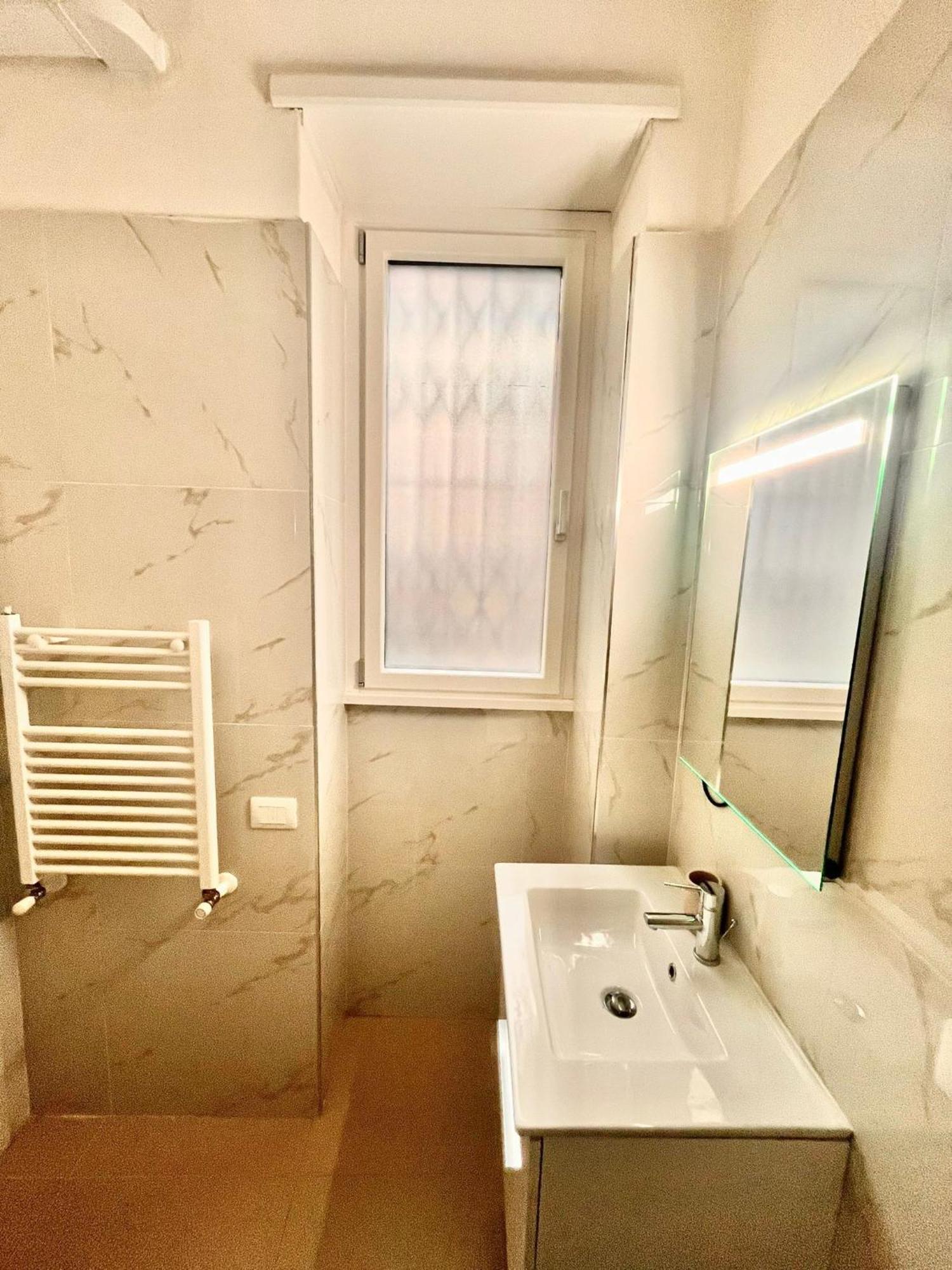 Homestay Double With Private Bathroom In Shared