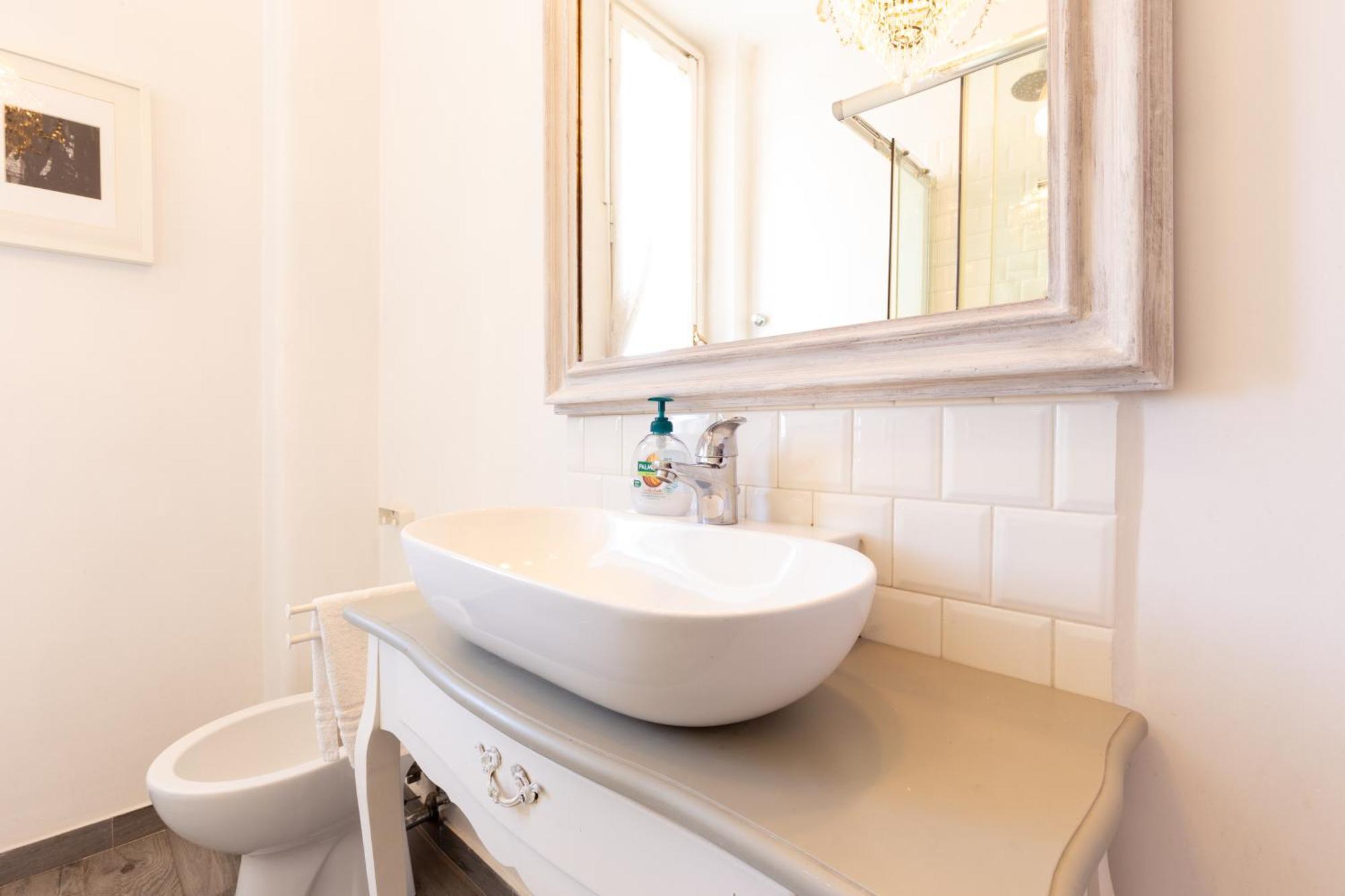 Sunny Charming 3 Bdr, 3bath Apartment *