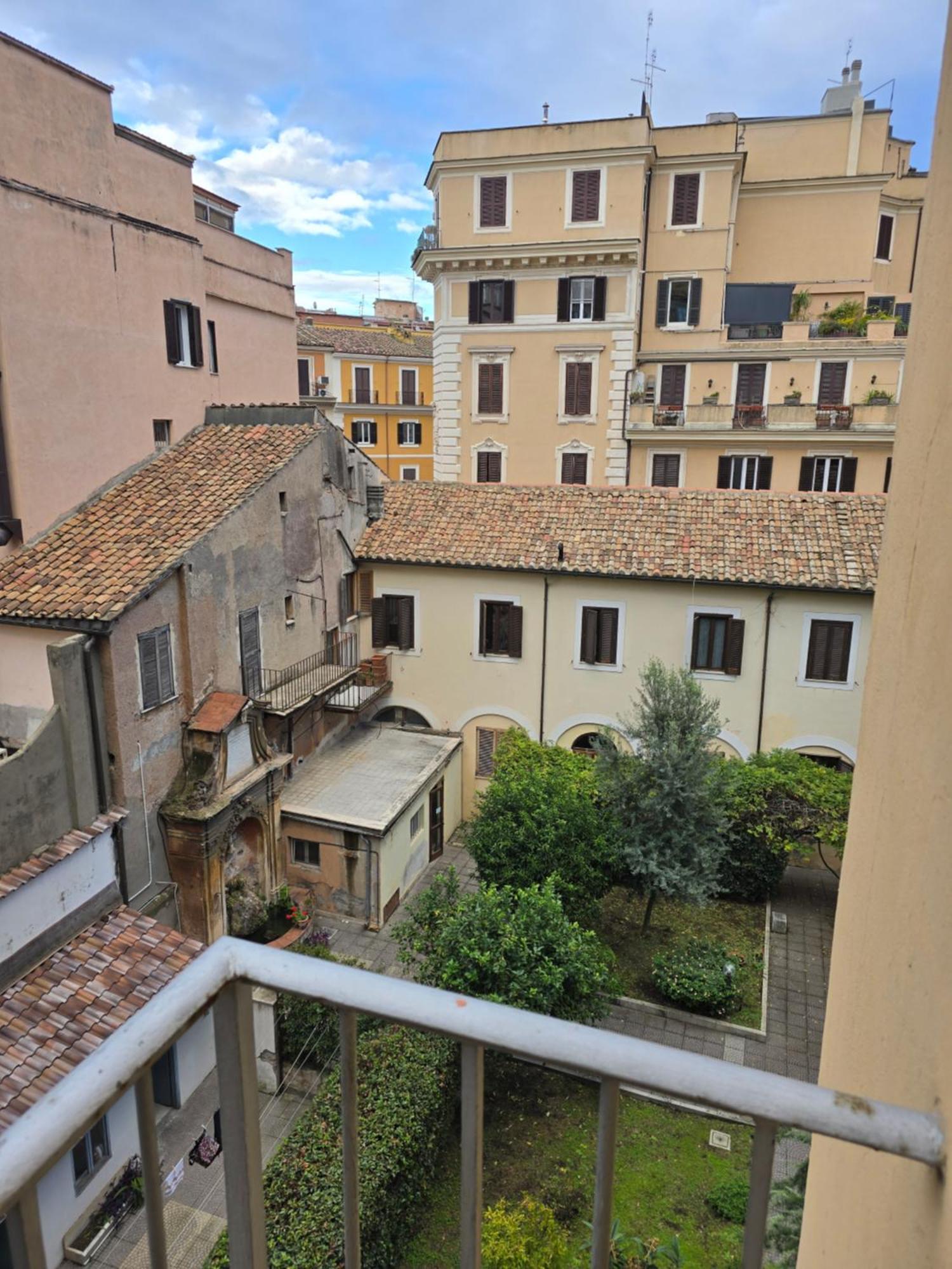 Esquilino Di Yan Rome