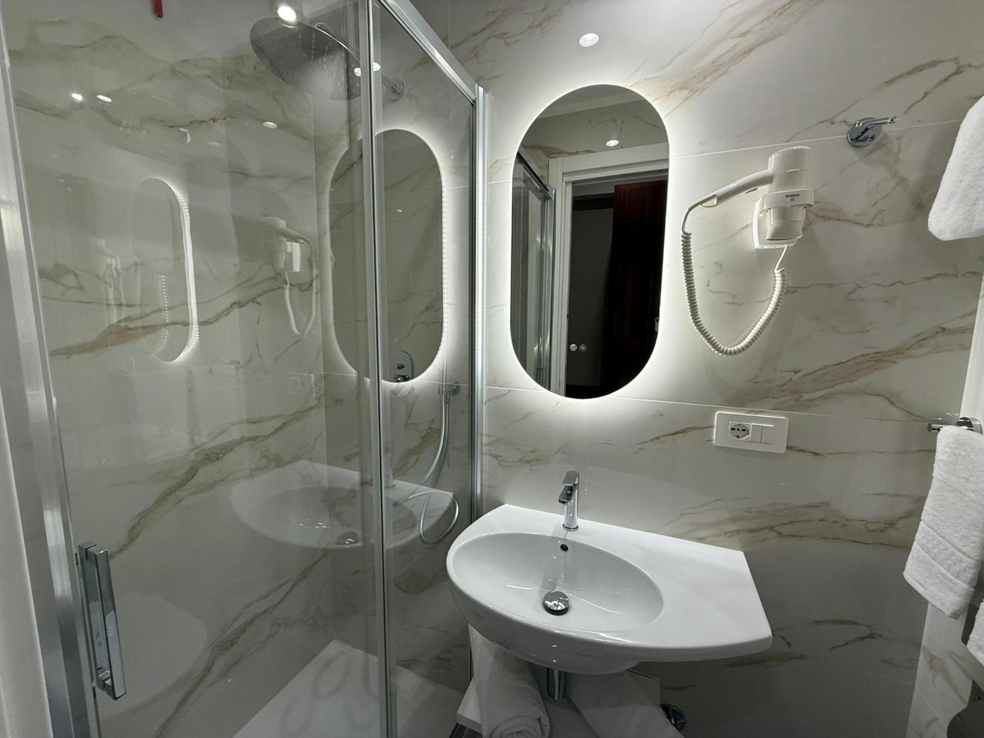 Lumi Hotel *