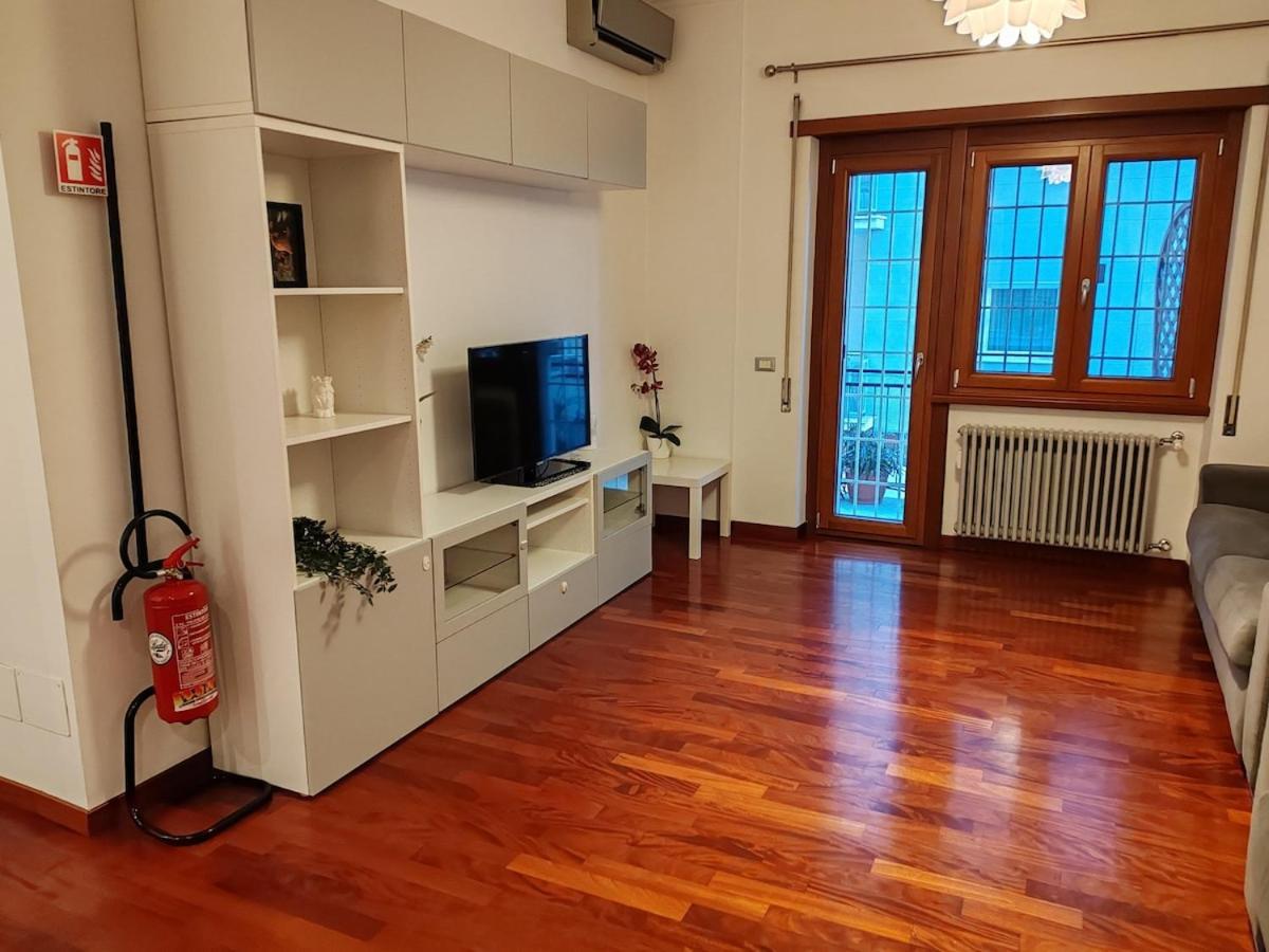 For 8 People Near Metro Train Bus Station Tiburtina Rome
