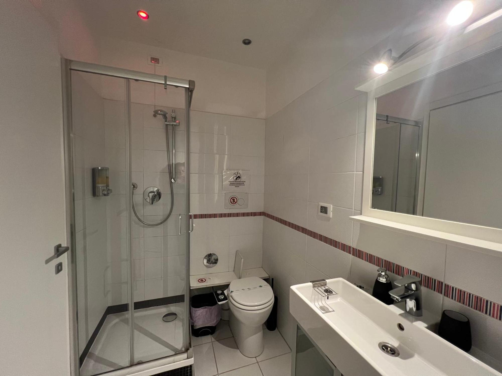 Whatshouse 3* Roma