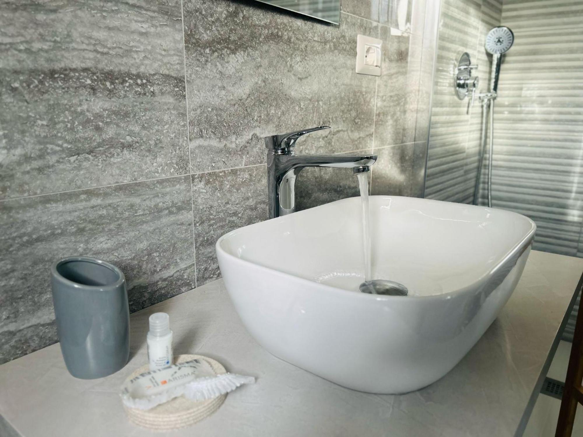 Da Mauro & Michela 2 - Xl - Metro C Apartment *