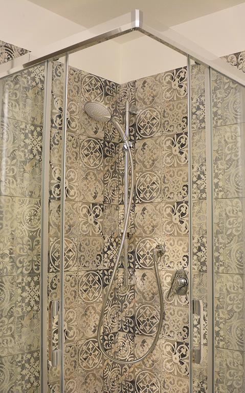 Gens Claudia, Vatican Luxury Apartment