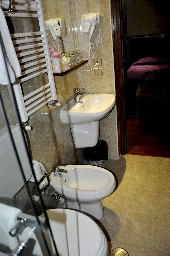 Drago D'oro - Accross From Metro Vittorio Emanuele Bed & Breakfast Roma